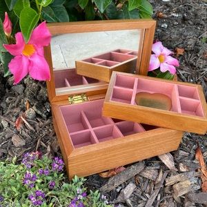 Jewelry box and heart plague